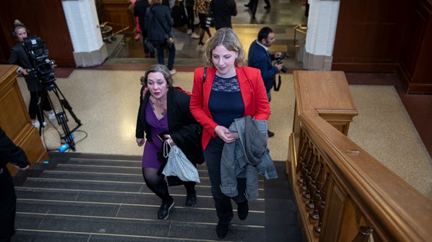 Alene på trappen på Christiansborg. Rina Ronja Kari og Folkebevægelsen mod EU ryger ud af Europa-Parlamentet. 