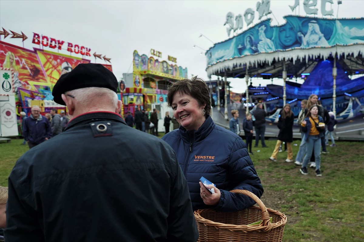 Folketingskandidat for Venstre Anni Matthiesen deler flyers ud i Ribe.