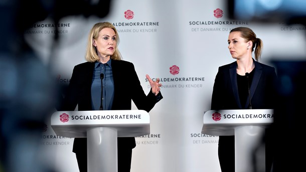 Mette Frederiksen har gjort meget ud af at distancere sig fra Helle Thorning-Schmidts epoke som statsminister. Her er de to dog sammen, da de i fællesskab præsenterede et udspil mod social dumping i juni 2015.