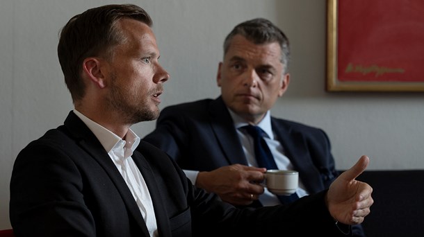 Jan E. Jørgensen (V) og Peter Hummelgaard (S) er blandt dem, der mener, at Den Korte Radioavis gik over stregen med påstandende om Henrik Sass Larsen (S). 