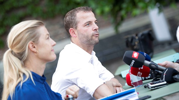 Politisk leder Morten Østergaard (R) og næstformand Sofie Carsten Nielsen (R) forklarede onsdag aften, hvorfor de var udeblevet fra forhandlingerne. 