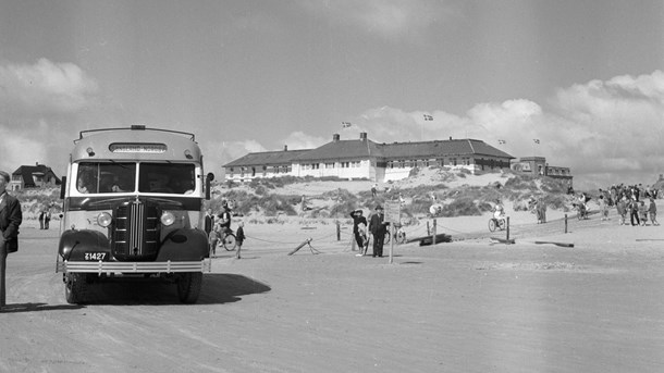 Så kører feriebussen. Men vi har pakket et overblik med civile historier, du kan tage med dig ud i sommerlandet. 