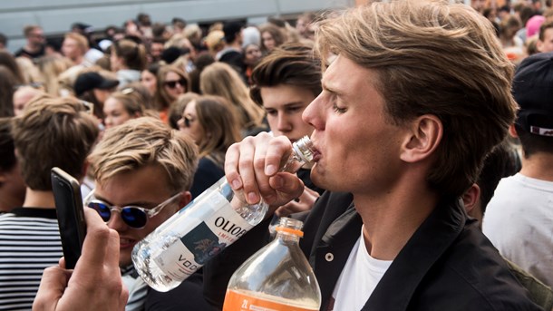 I situationer, hvor unge ikke kender hinanden godt, virker alkohol som den lim, der binder dem sammen, mener Vidensråd for Forebyggelse.