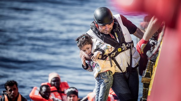 Læger uden Grænser kaldes landsforræddere, og migrantlivreddere beskyldes for at medvirke til, at flere tør bevæge sig ud i en gummibåd over Middelhavet, skriver Sine Plambech. 