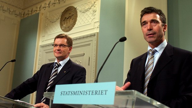 Statsminister Anders Fogh Rasmussen (V) og vicestatsminister Bendt Bendtsen (K) ved et pressemøde i 2005, hvor de præsenterer nyt regeringsgrundlag. 