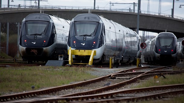 Politisk er det ikke engang besluttet endnu, om vi overhovedet skal købe tog, der kan køre 250 km/t. Det kan vi gøre bedre, skriver Mads Jensen Møller og Henrik Garver.