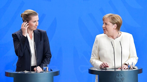 På pressemødet talte statsminister Mette Frederiksen (S) dansk, og den tyske kansler, Angela Merkel, talte tysk. Derfor blev der tolket live for både pressen og de to statsledere. 