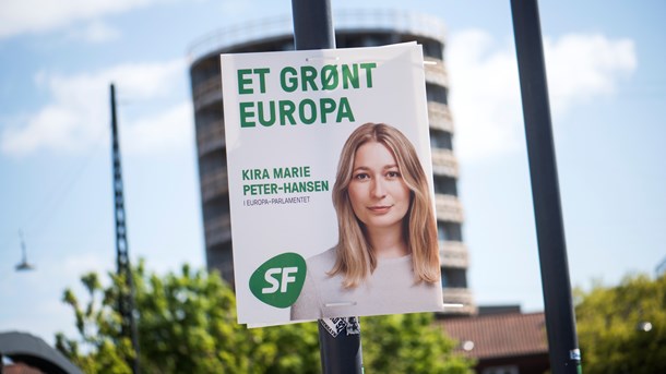 Bogstaverne på Kira Marie Peter-Hansens valgplakater var grønne. På Karsten Hønges var de røde. 