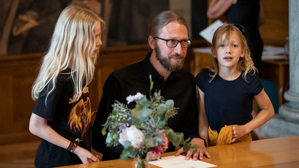 Stinus Lindgreen, der her underskriver Grundloven, er ny forskningsordfører for Radikale Venstre. 