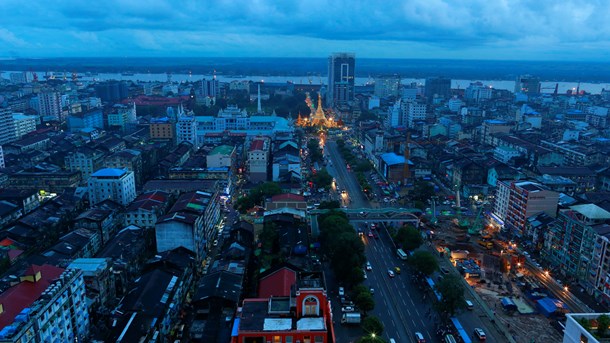 Trods diskriminerende love i Myanmar afholder storbyen Yangon pride og filmfestival for LGBTQ-miljøet. Fremskridt sker ofte først i storbyerne, mener Folkekirkens Nødhjælp.