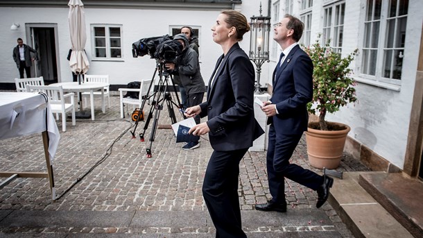 Mette Frederiksen (S) og Nicolai Wammen (S) får begge travlt i denne uge. Her kigger de op mod regnen før pressemøde i forbindelse med regeringsseminar på Marienborg torsdag i sidste uge.