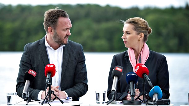 Klimaminister Dan Jørgensen (S) og statsminister Mette Frederiksen (S) bør komme med et udspil og andet end målsætninger inden forhandlingerne om en ny klimalov, mener de blå partier. Billedet af de to ministre er fra oppositionstiden, da Socialdemokratiet i valgkampen fremlagde et klimaudspil.