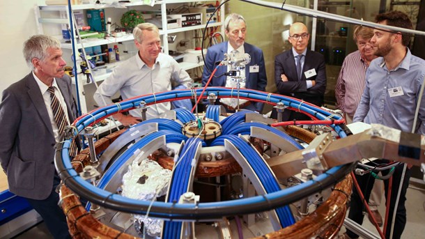 Seniorforsker Stefan Kragh Nielsen fra DTU Fysik (t.h.) viser DTU's tokamak frem til en international forsamling af fusionsenergiforskere, der fredag var samlet i Lyngby for at indvie det nye apparat. 