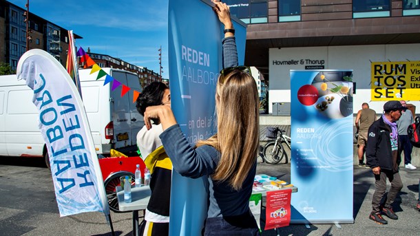 Der vil altid være fraktioner, som ikke er enige med organisationens politiske flertal. Det betyder, at man som ansat skal danse linedans, når en magtfuld arbejdsgruppe eller en gruppe af frivillige trækker i modsat retning af organisationens øverste ledelse, skriver Allan Nyhus.