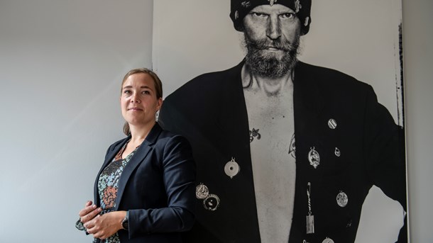 Kæmpe portrætter af hjemløse, taget af fotografen Helga Theilgaard, pryder ministerkontoret. 