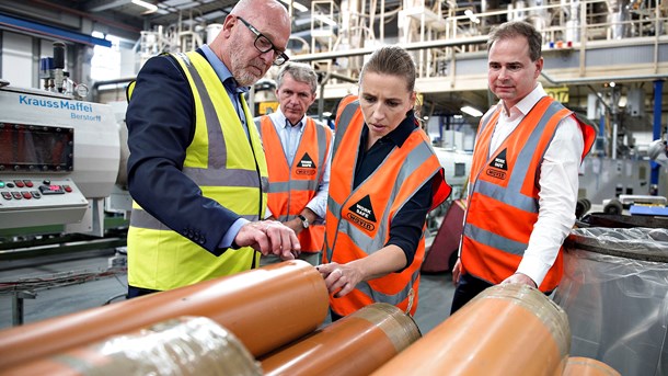 Her er det plastrørsvirksomheden Wavin i Hammel, som får positiv opmærksomhed af statsminister Mette Frederiksen og finansminister Nicolai Wammen. I forhold til arbejdsskadeafgiften mener Dansk Arbejdsgiverforening dog, at regeringen presser arbejdsgivere for hårdt.