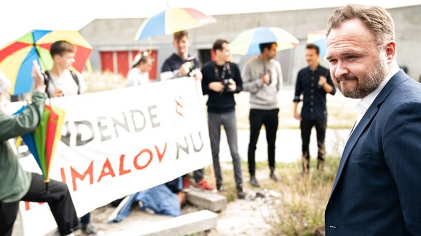 Klimaminister Dan Jørgensen (S) tog tirsdag hul på forhandlingerne om en ny klimalov på Amager Strand sammen med Enhedslisten, SF og Radikale. 