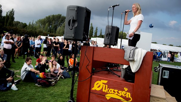 Ida Auken (R) på Ølkassen under Ungdommens Folkemøde i Valbyparken. 