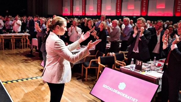 Klapsalver vil lyde længe, når Mette Frederiksen afslutter sin beretning. Men om et år vil der være utilfredshed over de kameler, som regeringen har måtte sluge, skriver Peter James Stark.