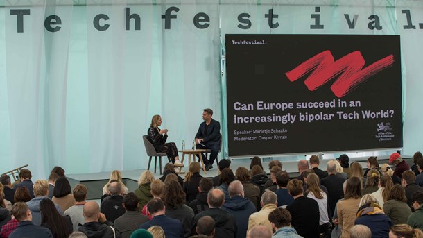 Marietje Schaake med techambassadør Casper Klynge på Techfestival 2019. 