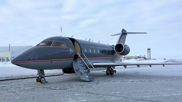 Et af Forsvarets CL-604 Challenger-fly på forpladsen i Kangerlussuaq-lufthavnen.