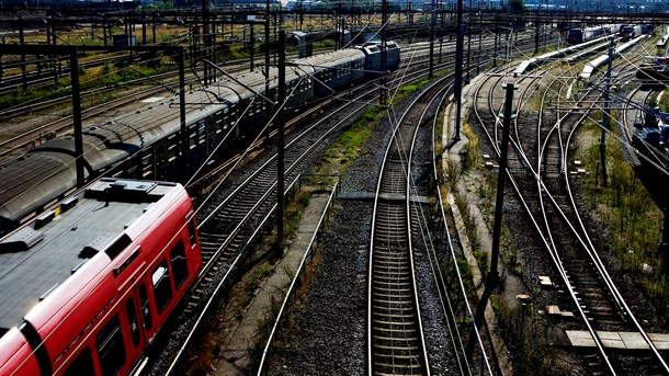 Banedanmark bruger årligt omkring 1.000 kilo Roundup til at holde jerbanen fri for ukrudt. Det vil partier have stoppet, hvis det er sikkerhedsmæssigt forsvarligt.