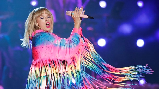 Popstjernen Taylor Swift, der spiller til Roskilde Festival 2020, vil blive en naturlig del af kulturdækningen, hvis Loud får sendetilladelse på DAB. Kanalen afviser, at dækningen bliver reklamesøjle for partnerkredsen.