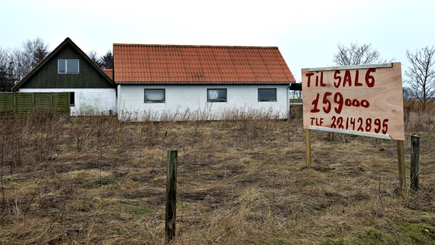 Landkommuner oplever faldende boligpriser og tomme boliger. Derfor er der brug for, at boligpolitikken sikrer balance mellem land og by, skriver Leon Sebbelin. 