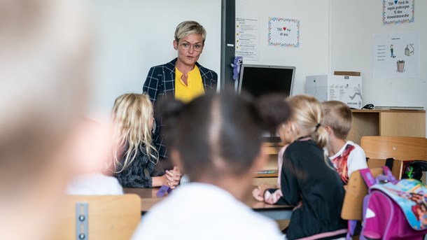 Hvis undervisningsministeren lægger sig på en linje, der flugter med lærerforeningens modstand mod nationale test, risikerer hun at miste en stor del af skolens forældre og en god portion af lærerne, skriver Michael B. Klitgaard.