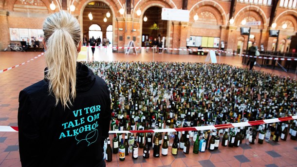 Trods kampagner, der skal symbolisere danskernes skadelige alkoholforbrug, har hver femte voksne et skadeligt alkoholforbrug.