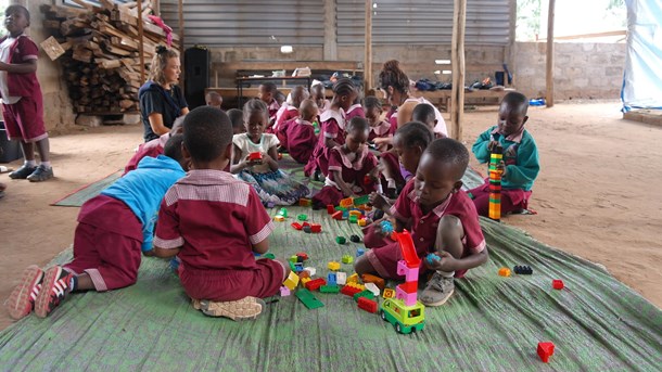 Skolebørn i Tanzania. Unge mødre i Tanzania må ikke komme tilbage i skolen, når de har fået børn, skriver Gwen Wisti.