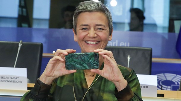 Margrethe Vestager tager et billede med sin mobiltelefon, da hun ankommer til sin høring i Europa-Parlamentet 8. oktober 2019.