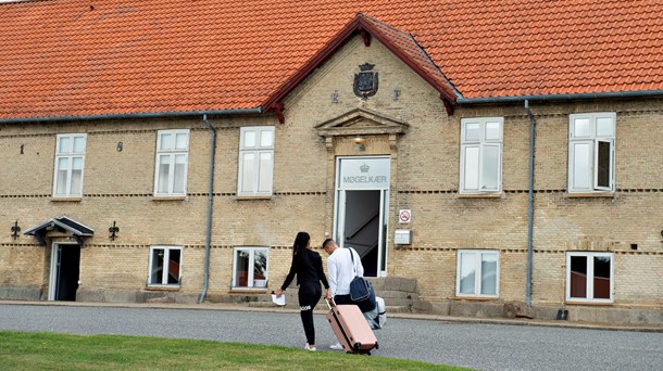 Et
hold nye studerende ankommer til åbningen af Kriminalforsorgens nye uddannelse
til fængselsbetjent i Møgelkær ved Horsens mandag 5. august 2019. (Foto: Henning Bagger/Ritzau Scanpix)