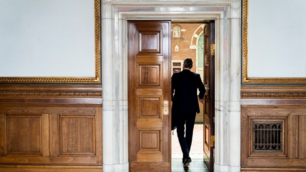 Tre ud af ti danske kommunalpolitikere har overvejet at droppe byrådssalen for at få mere tid til arbejde og familie.