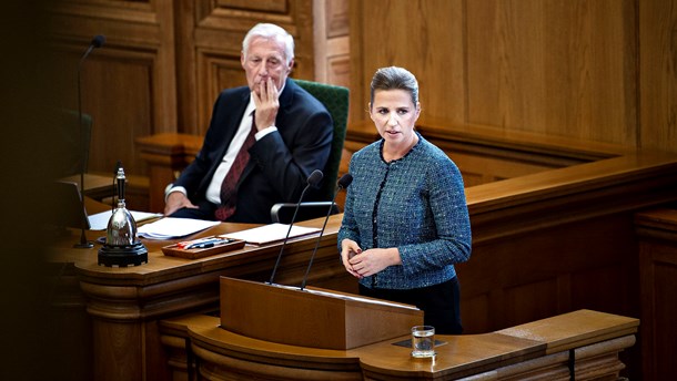 Når Mette Frederiksen betoner, hvor vigtig tillid er for samfundet, og kort efter lancerer en sikkerhedspakke, får den utrygge befolkning mindre tillid til politikerne, skriver Carolina M. Maier.