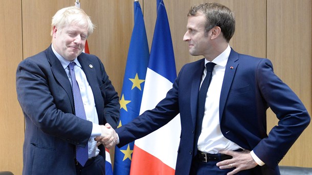 Goddag og farvel! Storbritanniens nye premierminister, Boris Johnson (t.v.) hilser på Frankrigs præsident, Emmanuel Macron, under de seneste dages EU-topmøde.