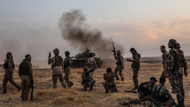 Tyrkiske soldater og tyrkisk støttede syriske soldater i udkanten af den syriske by Manbij nær den tyrkiske grænse.