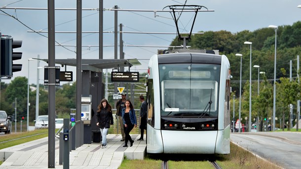 Der mangler sammenhæng i den kollektive transport, skriver Ulla Astman (S) og Anja Philip. 