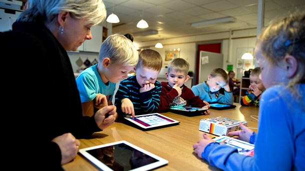 Skoleelever læser færre tekster i bøger og flere på tablets og computerskærme. Det har haft konsekvenser for elevernes læsefærdigheder. 