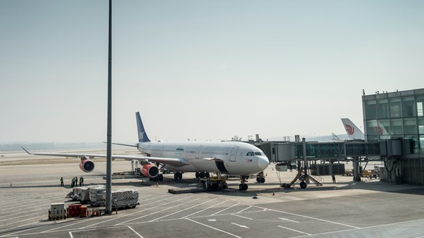 Flydende brændsel har en langt højere energitæthed end batterier og egner sig derfor bedre til mobile energiforbrugende enheder som fly, skriver Jens Dybdahl. (Foto: Mads Claus Rasmussen/Ritzau Scanpix).