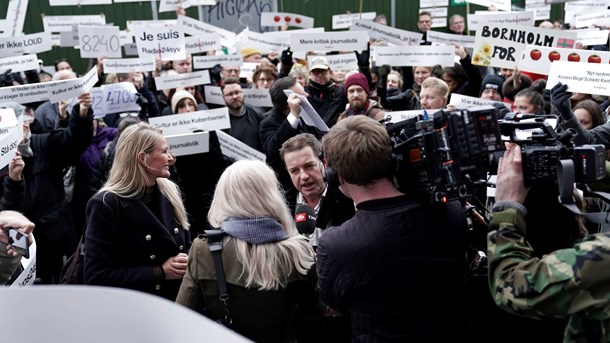 Medieordførerne møver sig ind mellem demonstranter på vej til møde i Kulturministeriet tirsdag eftermiddag.