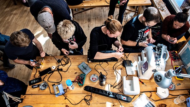 Repair cafeen på Nørrebro, hvor folk kan komme og få hjælp til at reparere deres ting. (Foto: Jesper Ludvigsen)