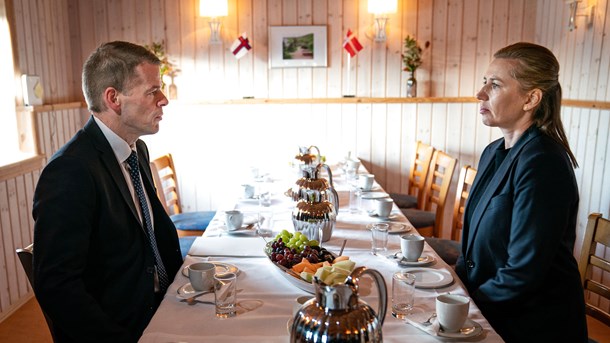 Færøernes lagmand, Bárður á Steig Nielsen, (t.v.) byder Danmarks statsminister, Mette Frederiksen (t.h.), på kaffe i Vestmanna på Færøerne 7. november 2019.