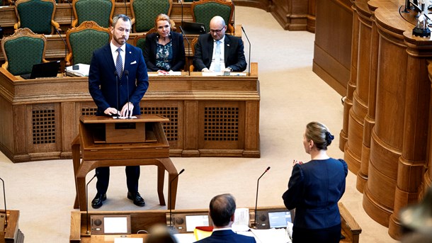 Det blev ikke just en mindeværdig premiere for Jakob Ellemann-Jensen, da han tirsdag stod foran Mette Frederiksen til spørgetime i folketingssalen.