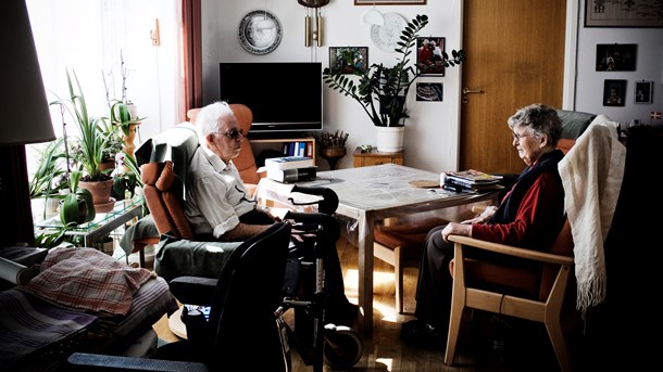 Der skal være bedre sammenhæng mellem kommunerne og regioner i behandlingen af ældre kronikere. Det mener sundhedsøkonom og flere toppolitikere. 