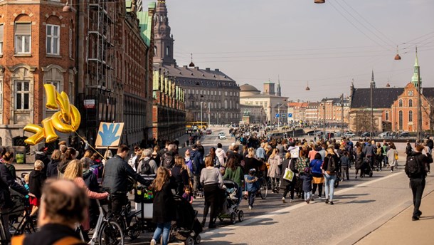 Lørdag 6. april i år gik forældre på gaden i forbindelse med 57 demonstrationer landet over. I dag demonstrerer de igen. 