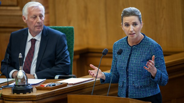 Statsminister Mette Frederiksen (S) vil ikke forholde sig til sagen, selvom Henrik Dam Kristensen (S) personligt har gjort hende opmærksom på, at et flertal i Folketinget ønsker det.