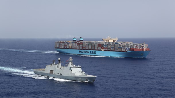 Det danske krigsskib Esbern Snare side om side med containerskibet Mærsk McKinney Møller i Adenbugten i august 2014.