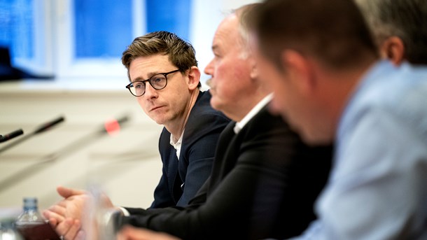 Tidligere skatteminister Karsten Lauritzen (V) opfordrer forsvarsminister Trine Bramsen (S) til at involvere regeringsledelsen i sit oprydningsarbejde efter skandalen i Forsvaret. 