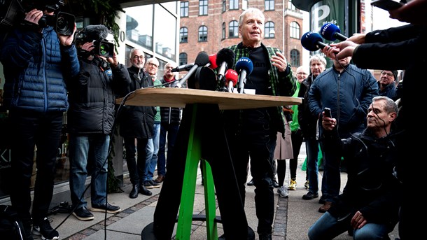 Nu smider Uffe Elbæk dirigentstokken og sætter sig ned bagerst i orkestret, skriver Carolina Magdalene Maier.